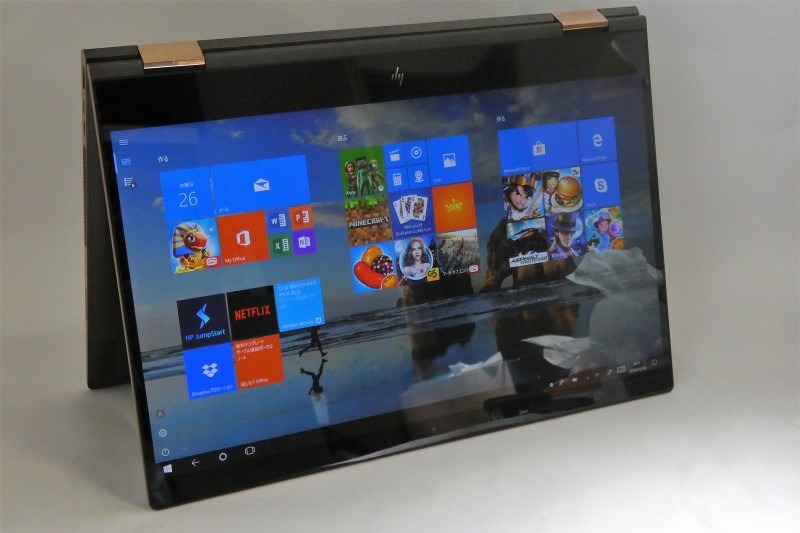 液晶を330度程度開いて、ヒンジを上にして置くと動画の視聴に適したテントモードになる