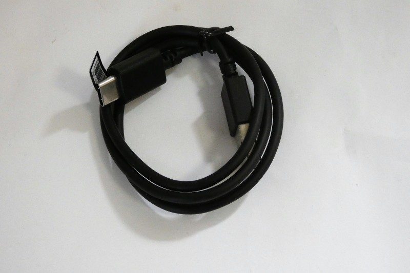 Spectreアクティブペン2の充電用として、USB Type-AーUSB 3.1 Type-Cケーブルが付属している