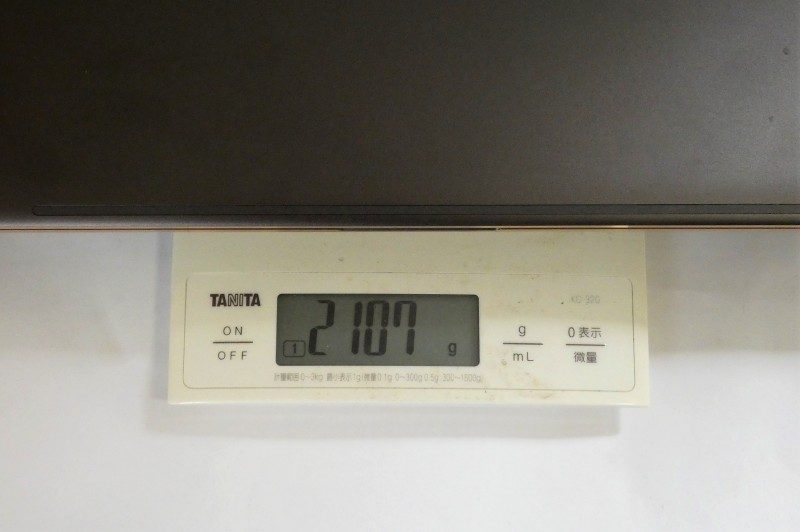試用機の重量は実測で2,107gであった