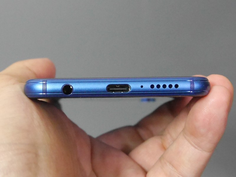 底面にType-Cコネクタおよびイヤフォンジャックを搭載する