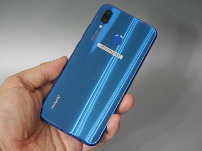 背面。ツインカメラに指紋認証センサーを搭載する。カメラ部はやや出っ張りがある