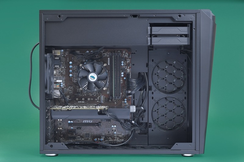 内部構造からしてIn WinのOEMと思われるPCケースだ。内部のケーブルがすべて黒で統一されているのはBTO系のメーカー製PCにしてはめずらしい