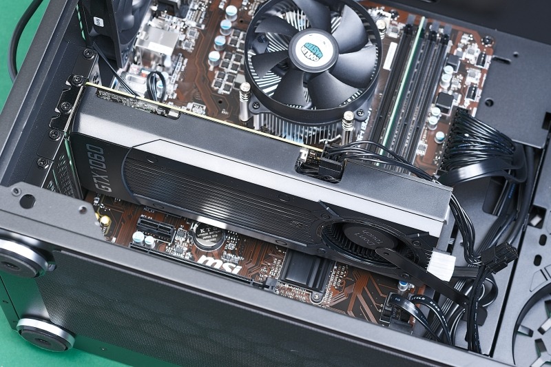 GTX 1060カードはブロアーファン式のシンプルなものが採用されている。内部が見えないデザインなのでハデさは不要というわけだ