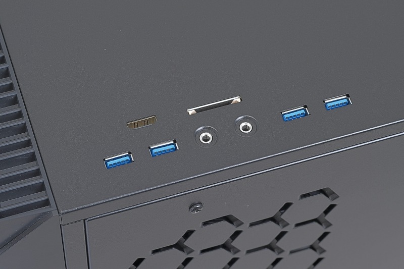 本体天板にはUSBポートやSDメモリーカードスロットに混じってHDMI出力も配置。Oculus RiftなどのVRシステムを使いたいときに素早くセットアップできるのは素晴らしい