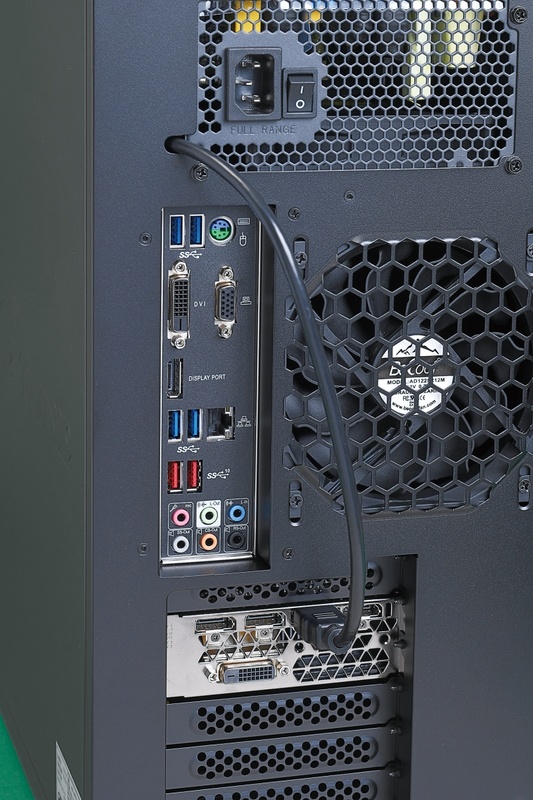 フロントパネルのHDMI出力はビデオカードのHDMI出力から直接引き回す。そのため液晶はDisplayPortかDVI接続のものがベストマッチだ