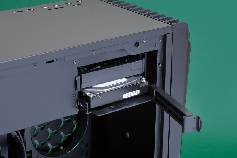 内部天板には2基のシャドーベイを配置（空きベイ1基）。ホットスワップベイではないが、必要に応じて手軽にSerial ATAドライブを増設できるように設計されている