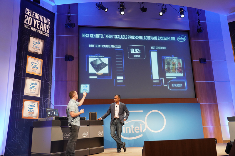 Intel Deep Learning Boostのデモ、左のXeon SP(Skylake-SP)と比較して右のCascade Lakeは深層学習の推論性能が11倍高速