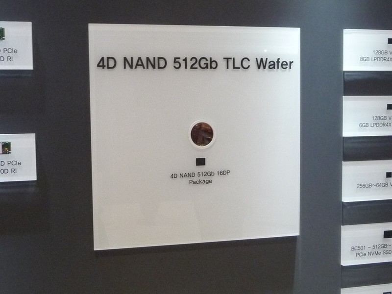 展示会場のSK Hynixブースでは、V5技術による512Gbitのシリコンダイを16枚収容したパッケージと、シリコンダイを作り込んだウェハを展示していた。なおウェハは小さな窓を通してのみ、閲覧できるようにしてある。展示会場のSK Hynixブースで撮影したもの