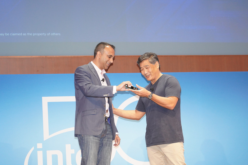 シャノイ氏からサノ氏(左)へ手渡された