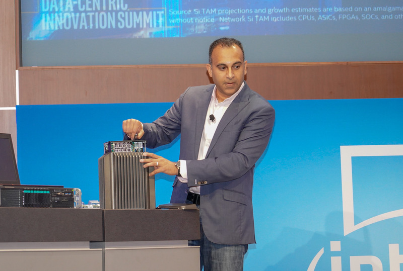 Xeon Dを搭載したネットワーク機器を紹介するシャノイ氏