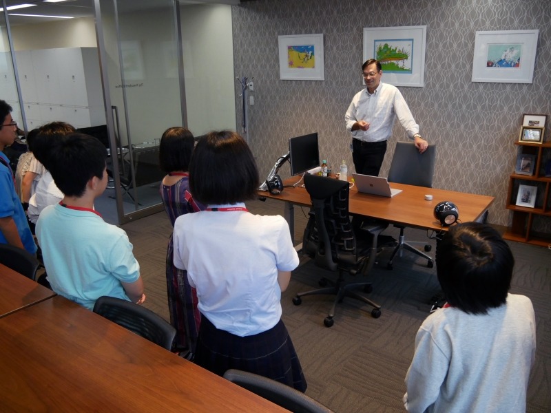 平野社長の社長室を訪問する参加者