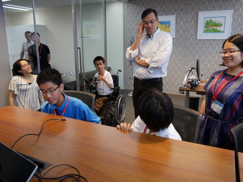 きさくに参加者の質問に答える平野社長