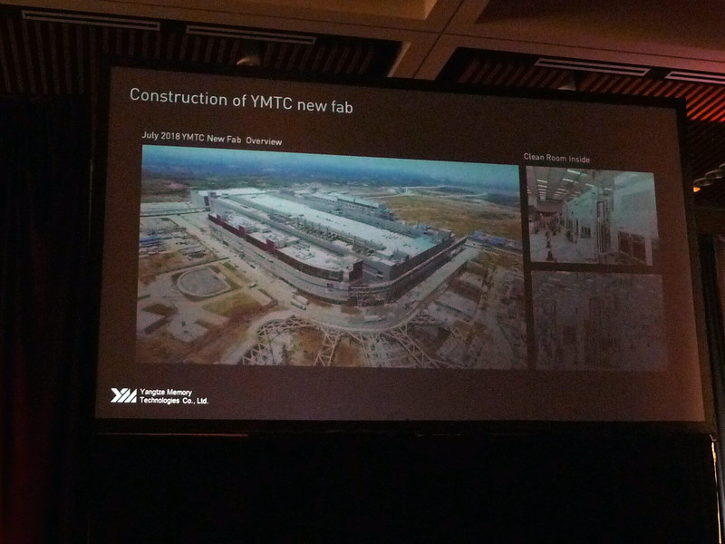 YMTCが2016年12月に着工した3D NANDフラッシュメモリ生産工場の建設状況(2018年7月に撮影したもの)。この工場では2023年までに300mmウェハを月に30万枚処理可能にする計画である。30万枚のウェハを処理可能な段階では、年間の出荷額は約1,000億人民元(2018年8月現在の為替レートで1兆6,200億円、あるいは150億米ドル)に達する見込み