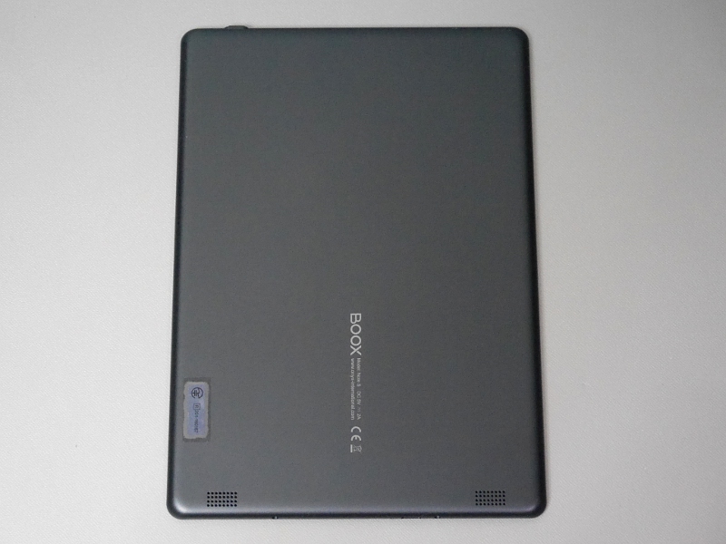 本体背面。下部にスピーカーを備える。カメラは前後ともに搭載しない