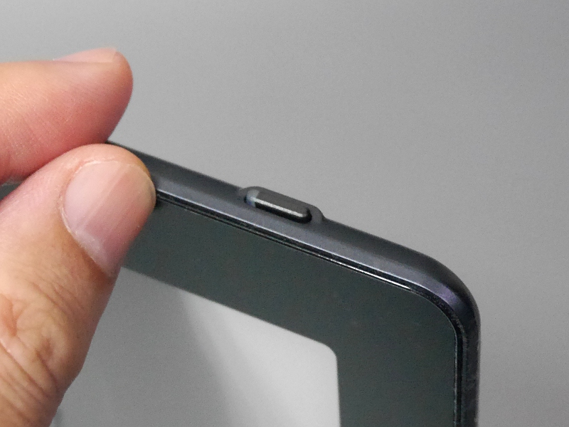 本体上部には電源ボタンを備える。イヤホンジャック、音量ボタンは搭載しない