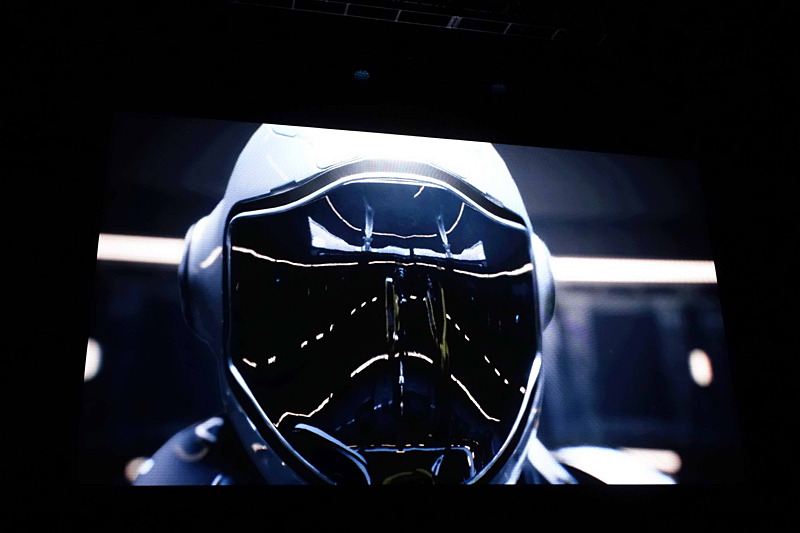 このゴテゴテに反射が入ったパワードスーツがリアルタイムレイトレーシングによるリフレクションなどを加えたハイブリッドレンダリングで踊る