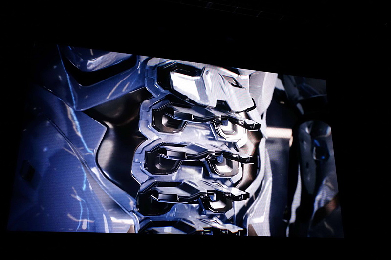 このゴテゴテに反射が入ったパワードスーツがリアルタイムレイトレーシングによるリフレクションなどを加えたハイブリッドレンダリングで踊る