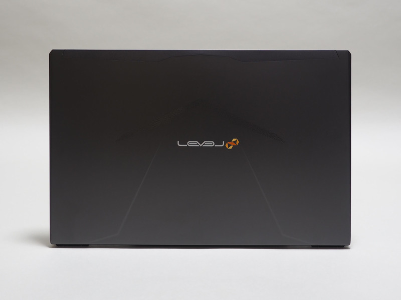 液晶天板はゲーミングノートPCとしてはシンプル。強度を保つ折り曲げ部分や、おそらくデザイン上での通気口、少し表面処理の異なる無線LANアンテナカバーと、LEVEL∞ロゴがある程度