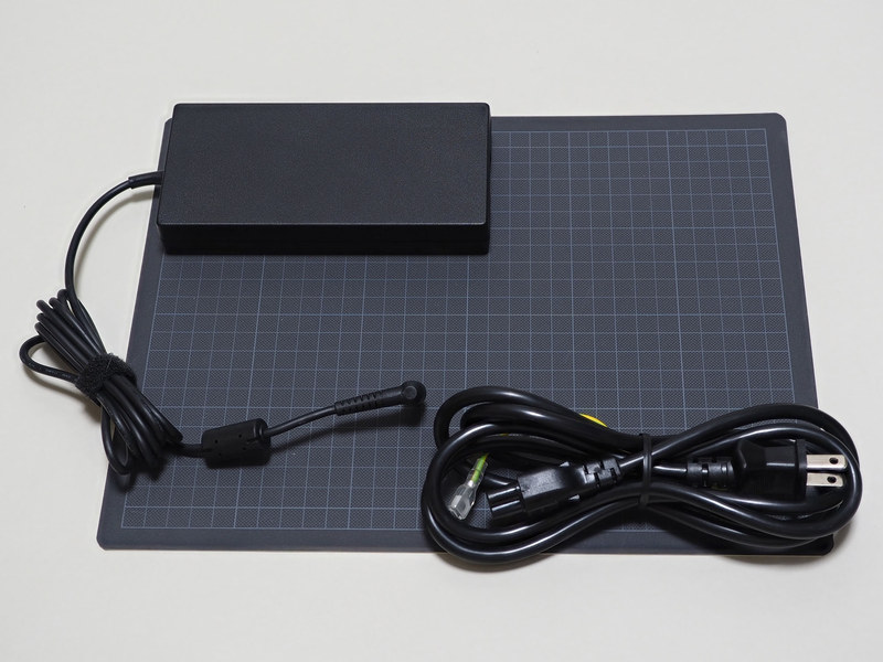 ACアダプタはスリムタイプで、接地面積は16cm×7cm強。300W級のゲーミングノートPCと比べるとかなりコンパクトだ