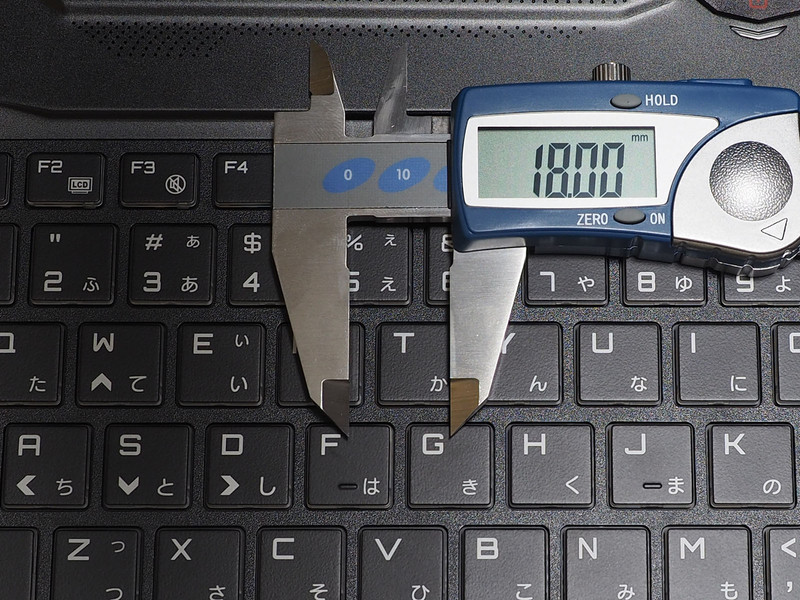 キーピッチはとくに表記を見つけられなかったが、主要キーで18mm前後のようだ