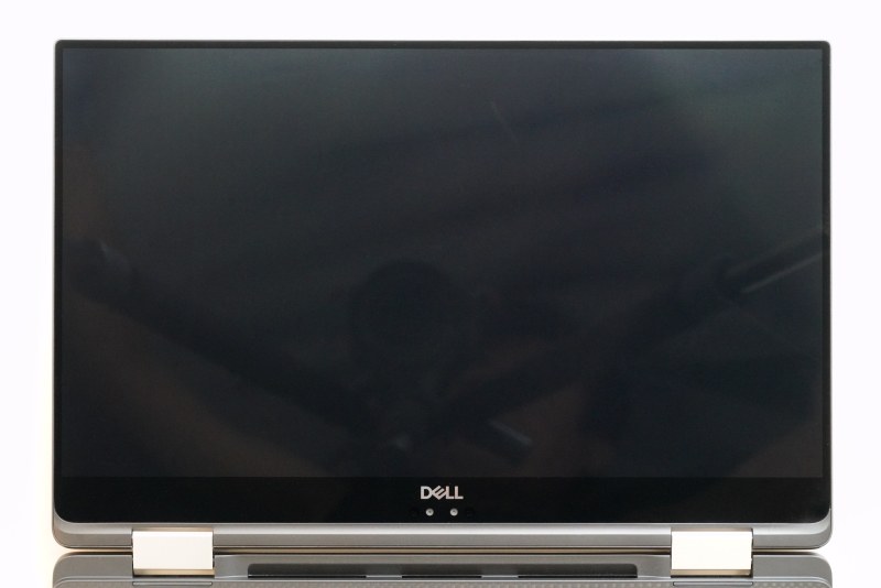 ディスプレイ面。ディスプレイ自体のサイズは幅344.22mm、高さ193.62mm、対角線396.24mm(15.6型)。ベゼルの幅は4.7mmと狭額縁仕様だ