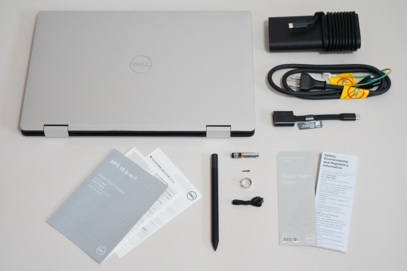 パッケージには本体、130W ACアダプタ、電源ケーブル、USB Type-C - Type-A 変換アダプタ、Dellプレミアム・アクティブ・ペン、マニュアル類が同梱されている
