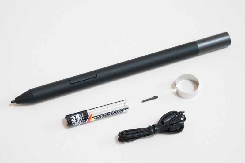 Dellプレミアム・アクティブ・ペンは単6電池を使用。替え芯、替え芯脱着器具、ストラップが同梱されている