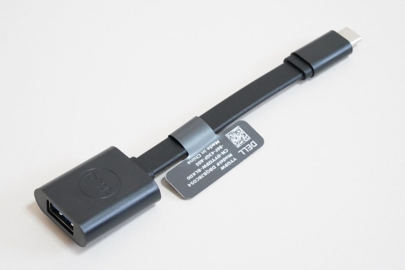 USB Type-C - USB Type-A 変換アダプタは標準アクセサリとして同梱されている