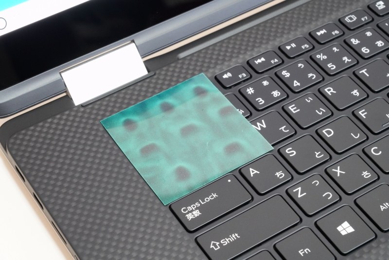 磁力を視覚化する「マグネットビューワー」をキーボードに乗せると、実測10×5mmの磁石がキー1つ1つに埋め込まれているのがわかる