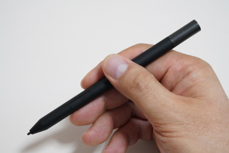 グリップ部に2つ、ノック部に1つのボタンが用意されている