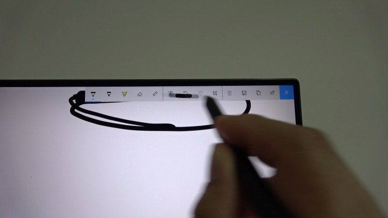 Surface ProとSurfaceペンの組み合わせと同様に、機能アイコンの上に描線が表示される。CPUを介さずにディスプレイに直接描画し、そのあとに計算された線を再描画する仕組みを採用することで、低遅延を実現している