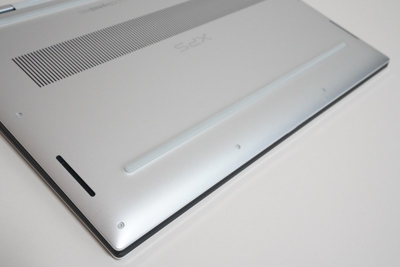 スピーカーは底面の左右側面寄りに内蔵されている。開口部はせばめ