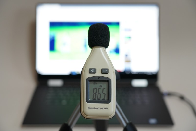 YouTubeで公開されている「前前前世 (movie ver.) RADWIMPS MV」を最大ボリュームで再生したさいの音圧レベルは最大86.5dBA(50cmの距離で測定)