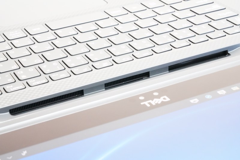 ヒンジ部には3つの冷却口が設けられている。サーモグラフィーカメラで撮影した熱分布を見たかぎりでは、向かって左側と中央の穴で排気、右側と底面の穴で吸気を行なっているものと思われる