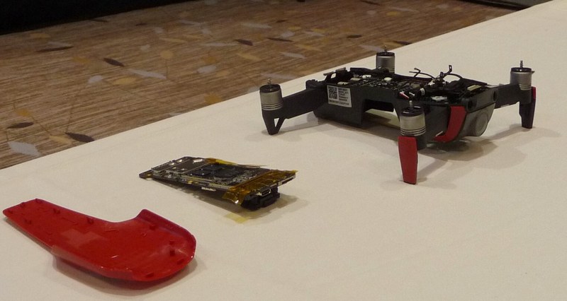 「Flash Memory Summit(FMS)」の講演セッション会場には、データ復旧のために分解した「Mavic Air」の実物が置かれていた。筆者が会場で撮影したもの