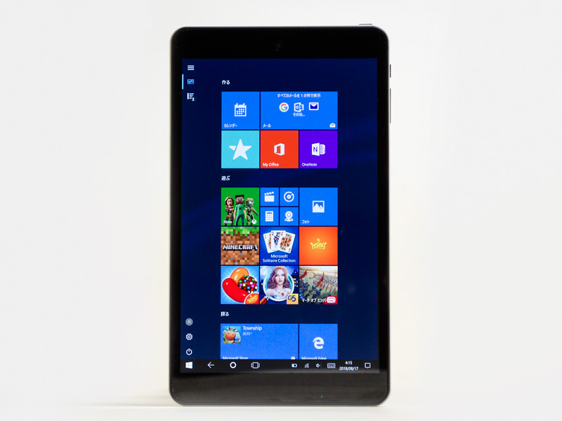 前面パネル中央上に192万画素Webカメラ。フチはブラック。液晶保護シート貼付済みの状態で出荷される(掲載した写真はすべて液晶保護シートあり)