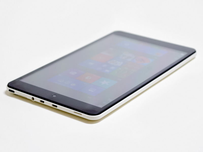 左/上。上側面左からWindowsボタン、microSDカードリーダ、音声入出力、Micro HDMI、Micro USB。手前にあるスリットがスピーカー。左側面にはなにもない