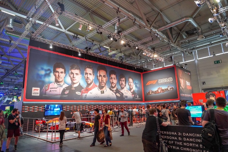 CodemastersのブースではF1 2018のプレイアブルデモが人気を集めていた。その奥にはコーエーテクモゲームズの「DEAD OR ALIVE 6」のプレイアブルデモも行なわれていた