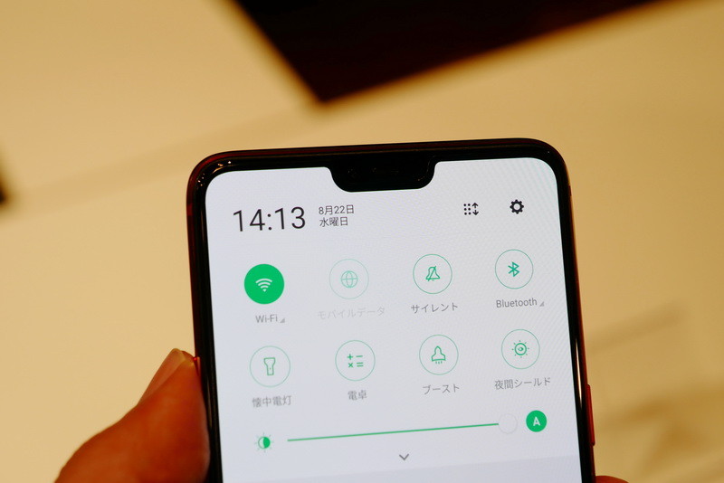 ディスプレイ上部には切り欠き(ノッチ)がある