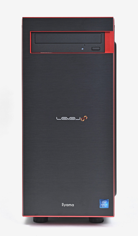 赤のアクセントカラーが印象的なフロントパネル