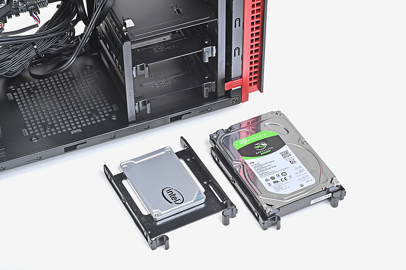 ストレージはOSが240GBのSSD(Intel製)、それとは別に2TBのHDD(Seagate製)が搭載されていた。やや容量控えめのSSDと大容量HDDの組み合わせは定番中の定番だが、ここにOptane Memoryを足すことで、HDD側を高速化しているのがLEVEL-R03A-i7P-RNRの強みだ