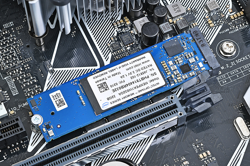 Optane MemoryはCPUソケットすぐ脇のM.2スロットに装着されていた。PCI Express 3.0 x2でCPUに直結されていてSATA接続のSSDよりはるかに高速だが、キャッシュ用ということで容量は32GBと少ない