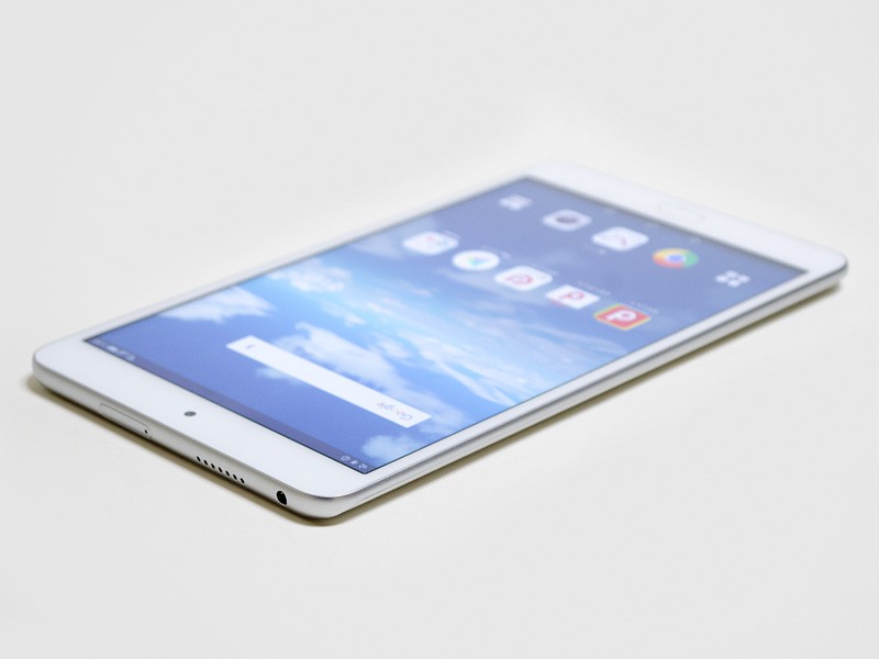 左側面/上側面。上側面にSIM/microSDスロット、スピーカー、イヤフォン端子。左側面には何もない