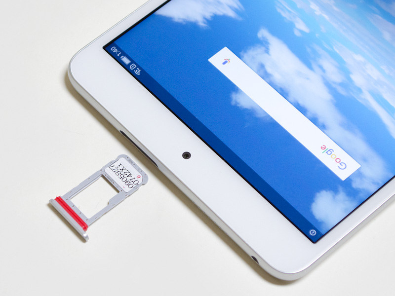 SIMスロット付近。奥がSIMスロット、手前がmicroSDカードスロット。防水防塵対応でゴムパッキンがあるのが分かる