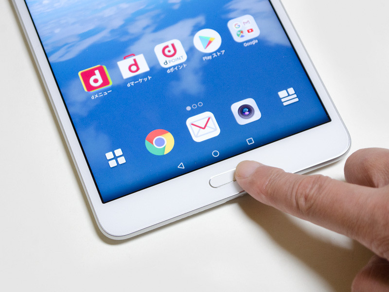 指紋センサー。長細く登録は少しやりにくいが認識は速い