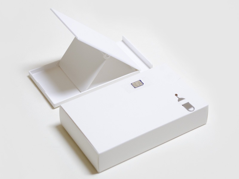 付属品。折りたたみ式のスタンド、リジェクトピン、SIM。USB式ACアダプタやUSBケーブルは付属しないので要注意