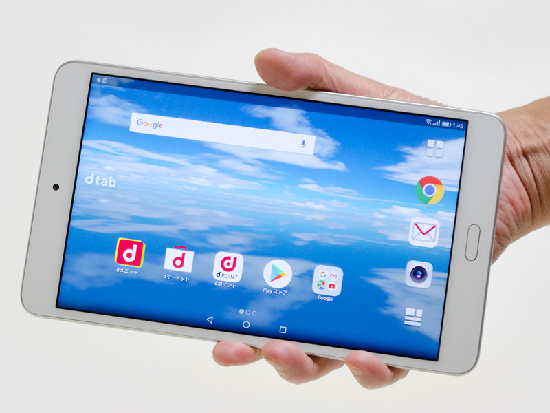 片手で持ったところ。8型で手の小さい筆者でも持てる