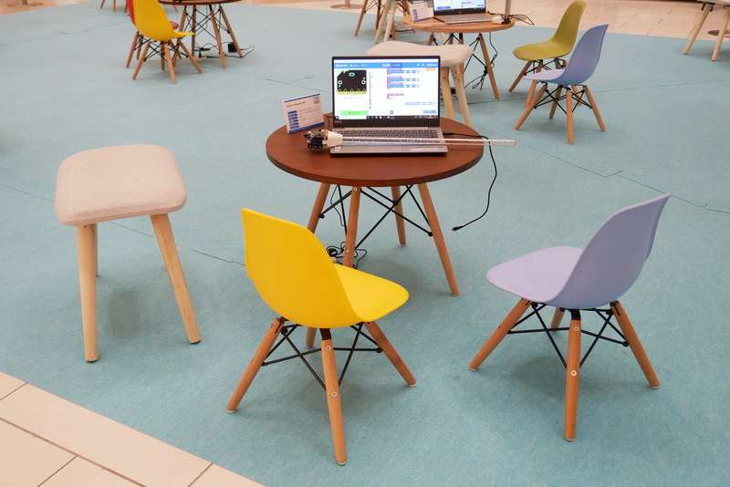 子供向けのイベントということで、ローテーブルと子供用の小さな椅子を使った体験コーナーを用意