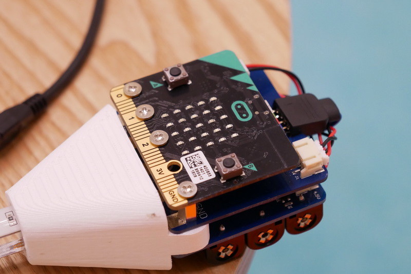 教材として利用された、BBCが中心となって開発された教育用マイコンボードのmicro:bit