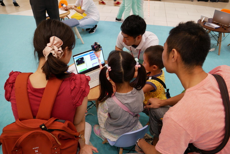イベント開始直後から大勢の親子連れが参加し、プログラミングを体験